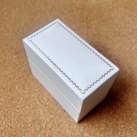 Vintage Gucci Women’s Bangle Watch with Interchangeable Blue Bezel – Swiss Made - Picture 4 of 12